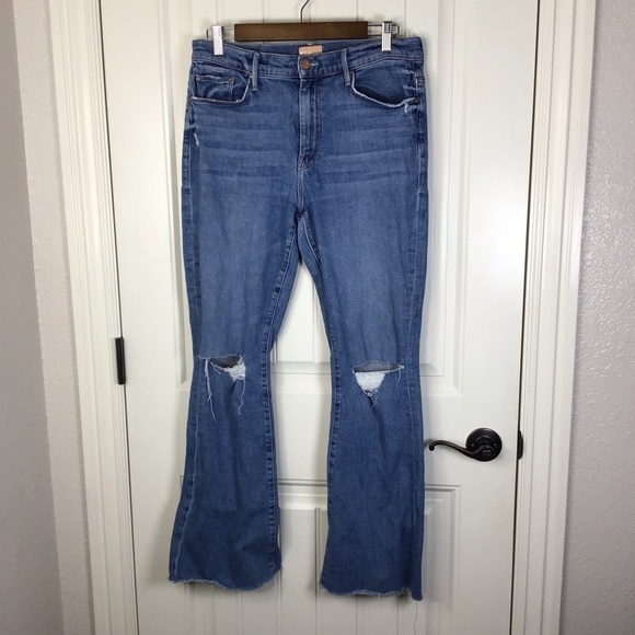 MOTHER The Weekender Cropped Distressed Flare Jeans in Six Packs On Me Size 32. - Picture 2 of 11